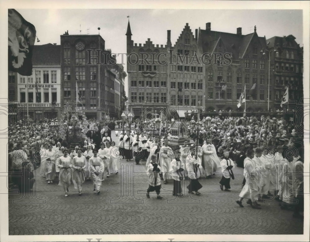 1961 Press Photo The Procession of the Holy Blood at Bruges, Belgium - nox11288