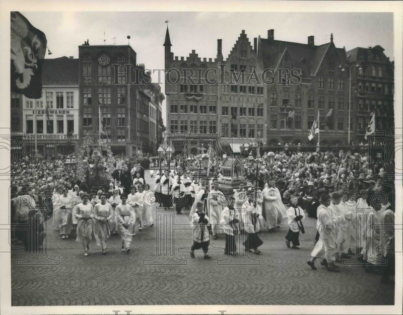 Load image into Gallery viewer, 1961 Press Photo The Procession of the Holy Blood at Bruges, Belgium - nox11288
