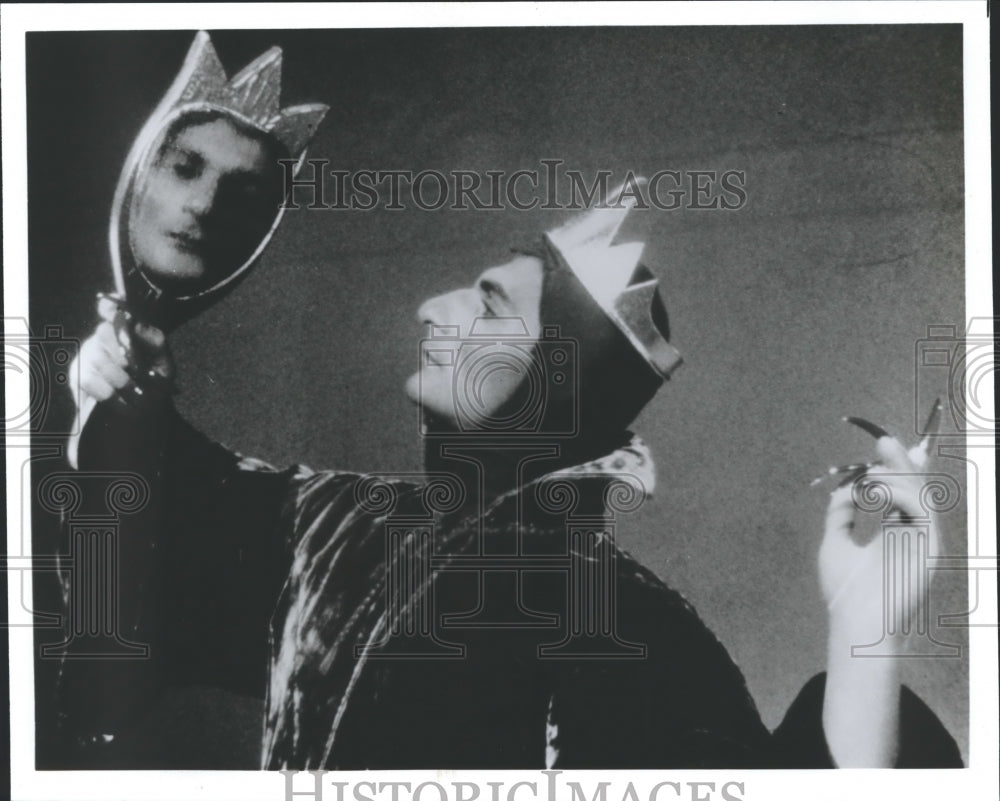 1988 Press Photo Elie Chaib as the Wicked Queen in &quot;Snow White&quot; - nox11365