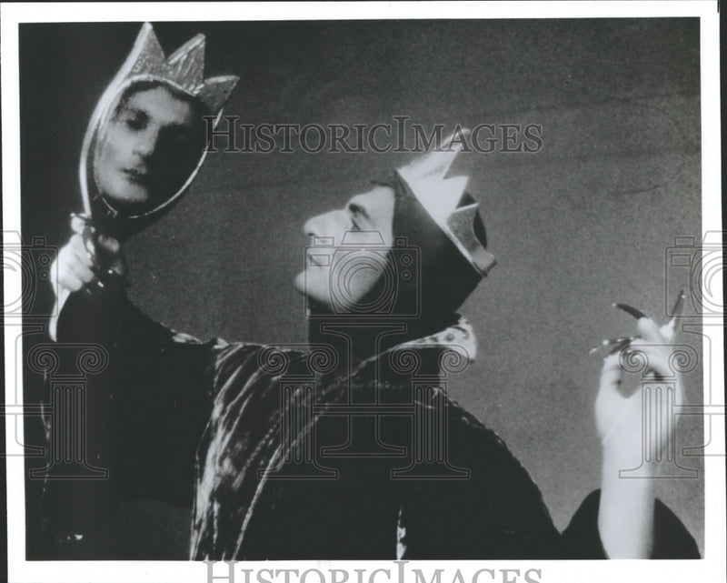 Load image into Gallery viewer, 1988 Press Photo Elie Chaib as the Wicked Queen in "Snow White" - nox11365
