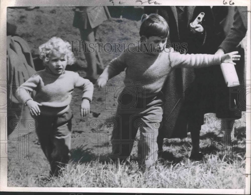 1955 Press Photo Prince Charles and Princess Anne of England Running in Field