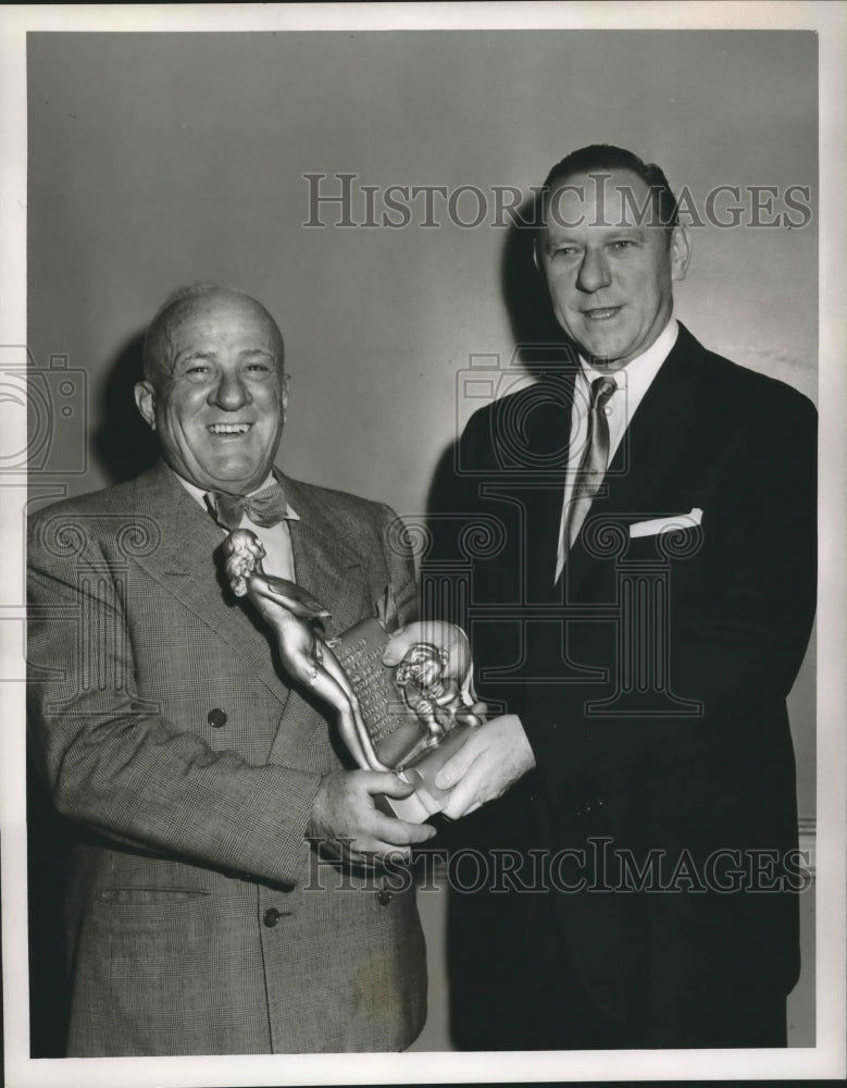 1953 Press Photo Bob Considine receives &quot;The Lady&quot; award from Arthur &quot;Bugs&quot; Baer
