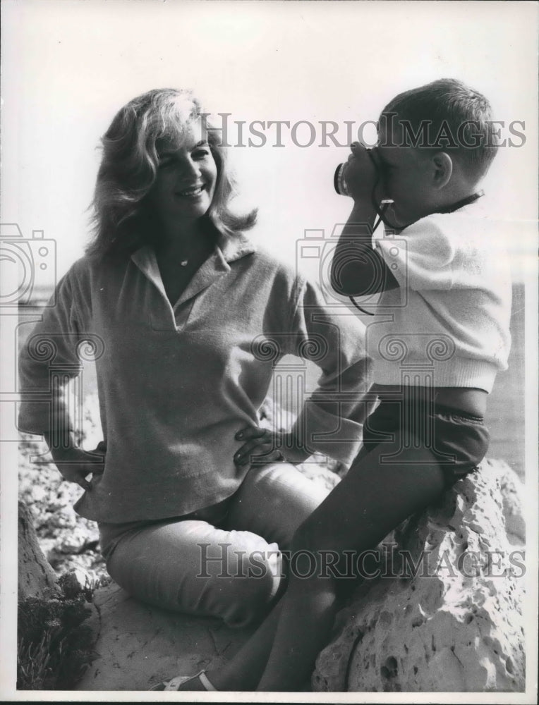 1960 Press Photo Actress Crorinne Calvet Has Photo Taken by Son Robin in Riviera