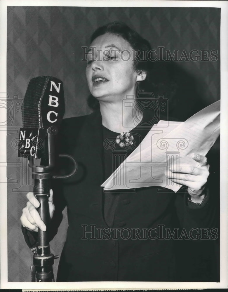 Load image into Gallery viewer, 1952 Press Photo Katharine Cornell, "Theatre Guild on the Air"
