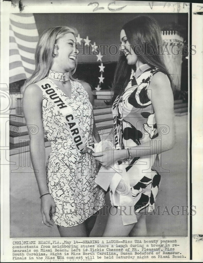 Load image into Gallery viewer, 1970 Press Photo Miss USA - Vickie Chesser, and Susan Bodsford in Miami Beach
