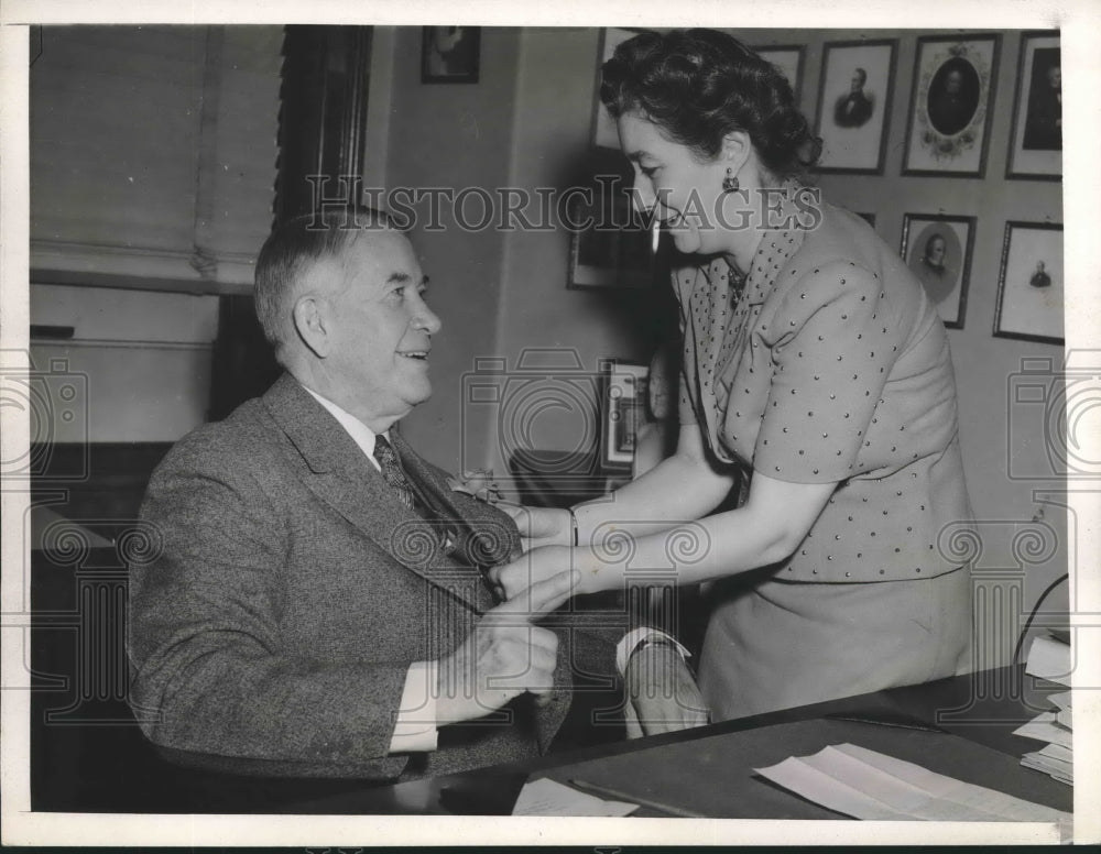 1943 Press Photo Flo Bratten pins rose on Senator Alben Barkley for birthday