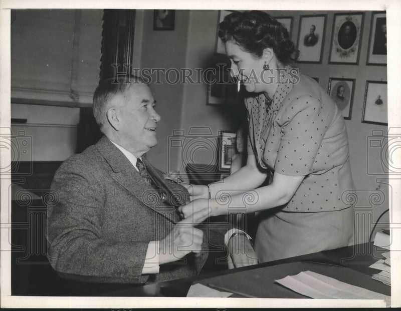Load image into Gallery viewer, 1943 Press Photo Flo Bratten pins rose on Senator Alben Barkley for birthday
