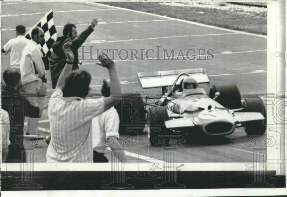 1970 Press Photo Jack Brabham passes flag at British Grand Prix at Brand Hatch