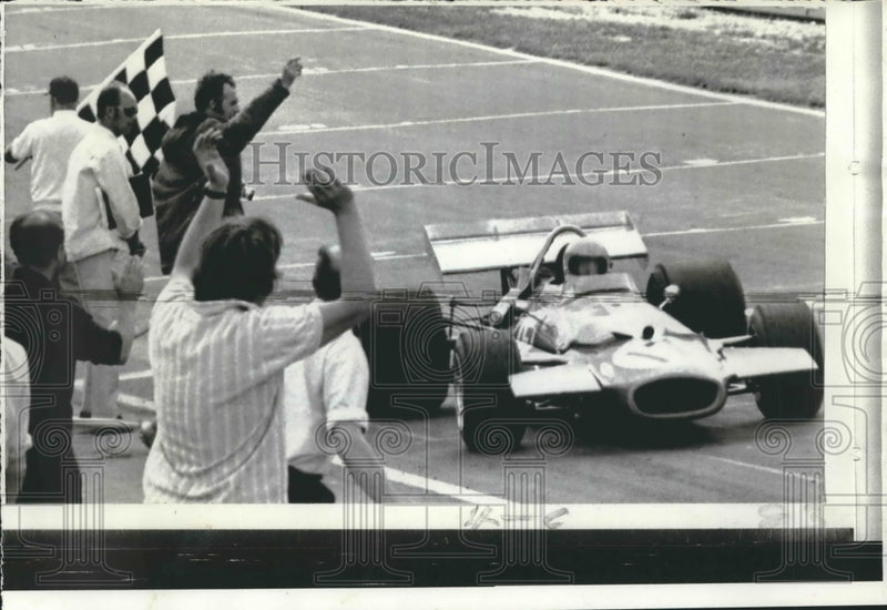 Load image into Gallery viewer, 1970 Press Photo Jack Brabham passes flag at British Grand Prix at Brand Hatch
