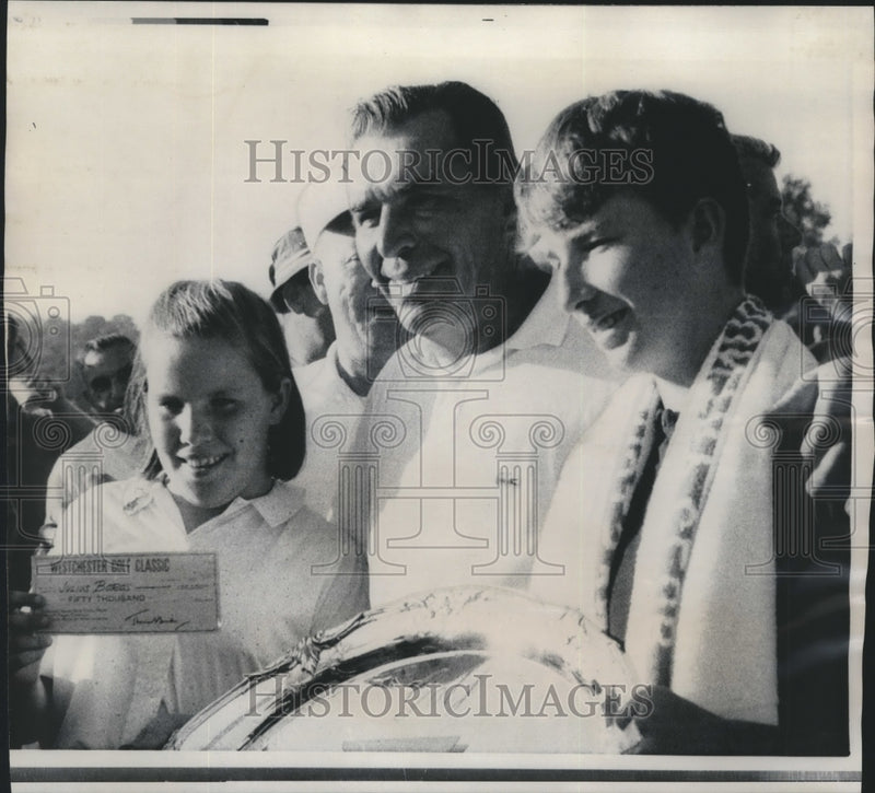 Load image into Gallery viewer, 1968 Press Photo Golfer Julius Boros flanked by children after winning tourney
