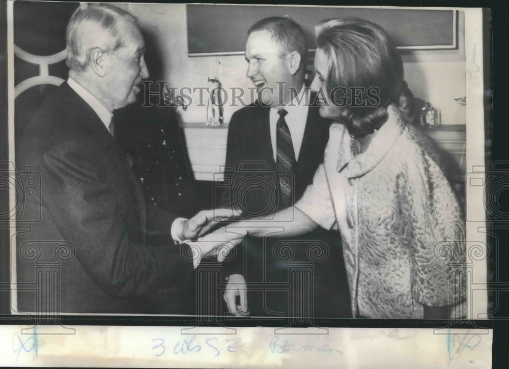 1969 Press Photo Entertainer Maurice Chevalier Greets Astronaut Frank Borman
