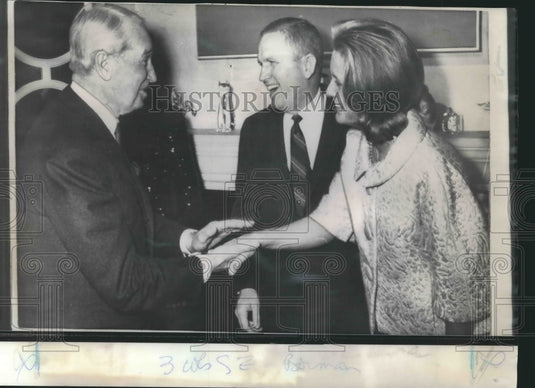 1969 Press Photo Entertainer Maurice Chevalier Greets Astronaut Frank Borman