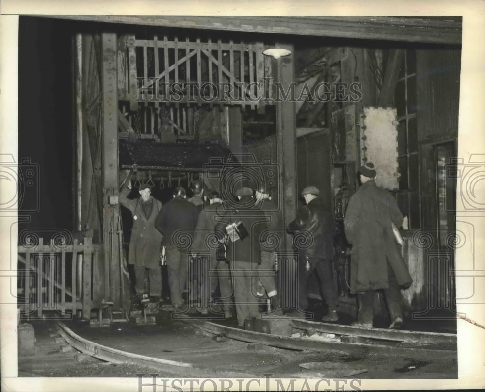 1943 Press Photo Mining - Some South Wilkes-Barre Colliery Miners Return to Work