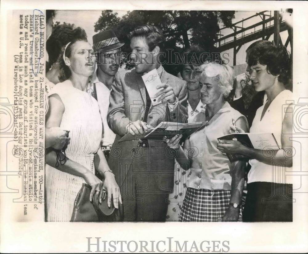 1964 Press Photo Richard Chamberlain pens autographs - Russia's track and field