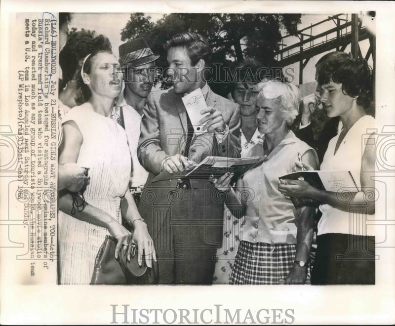 Load image into Gallery viewer, 1964 Press Photo Richard Chamberlain pens autographs - Russia's track and field
