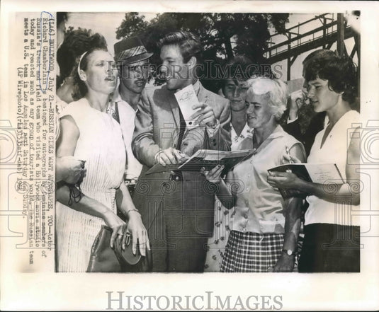 1964 Press Photo Richard Chamberlain pens autographs - Russia's track and field
