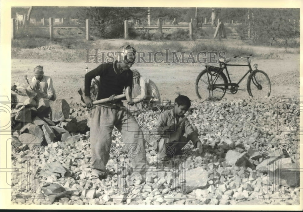 1987 Press Photo Child Quarry Laborers, Tughlakabad, South of New Delhi