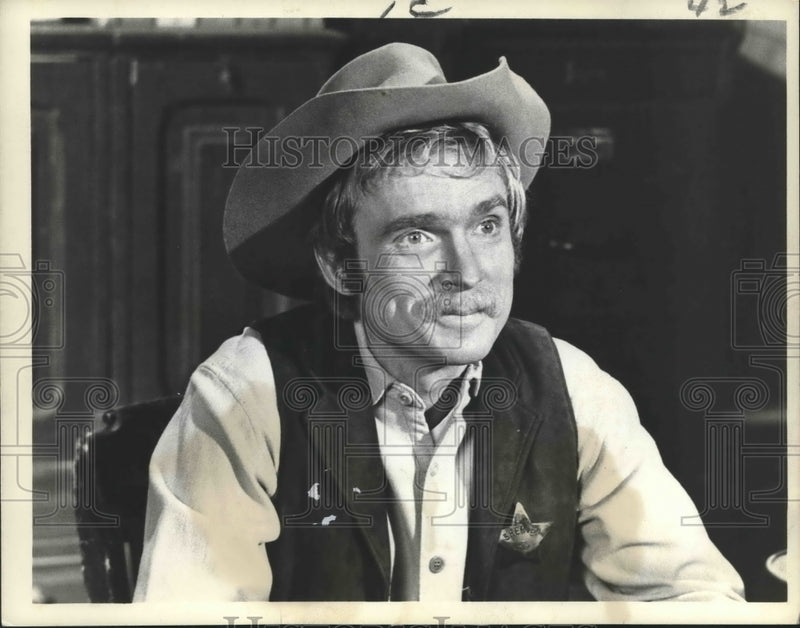 Load image into Gallery viewer, 1971 Press Photo Dick Cavett in "Alias Smith and Jones" - 21 Days to Ten Strike

