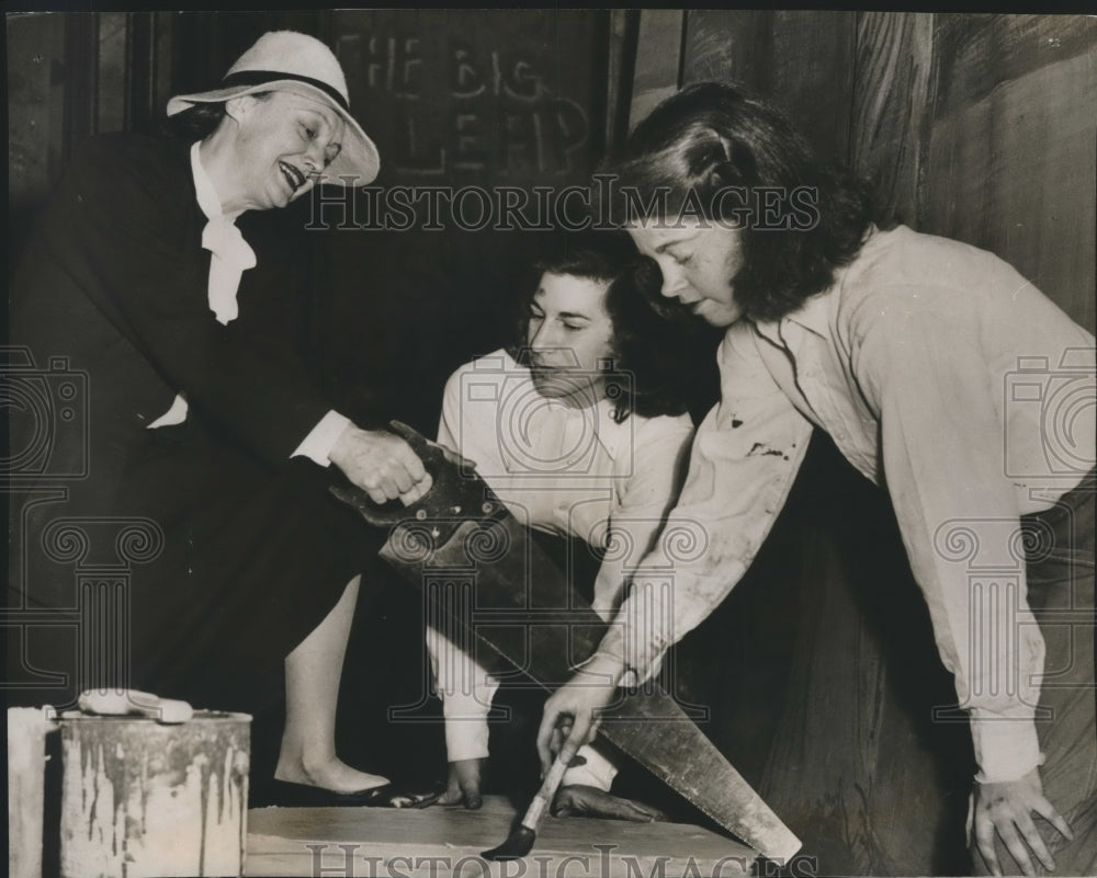 1948 Press Photo Actress Katharine Cornell shows Bryn Mawr students backstage