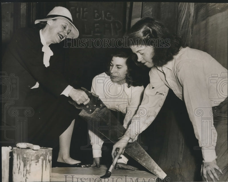 Load image into Gallery viewer, 1948 Press Photo Actress Katharine Cornell shows Bryn Mawr students backstage
