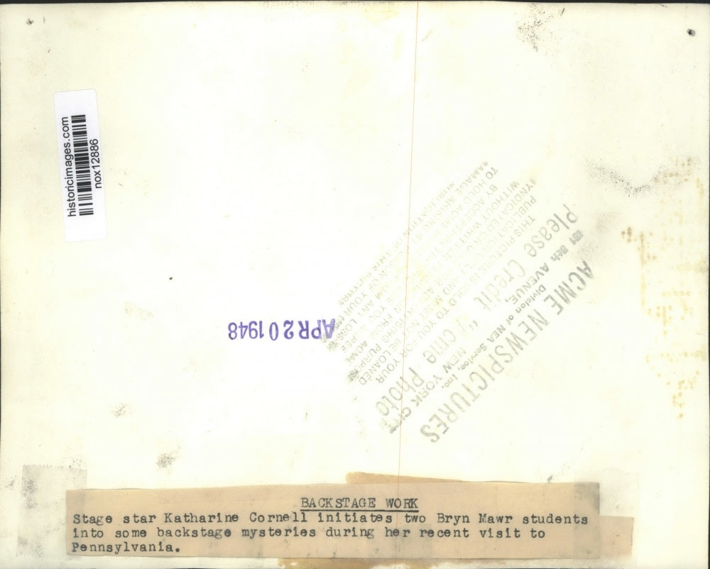 1948 Press Photo Actress Katharine Cornell shows Bryn Mawr students backstage