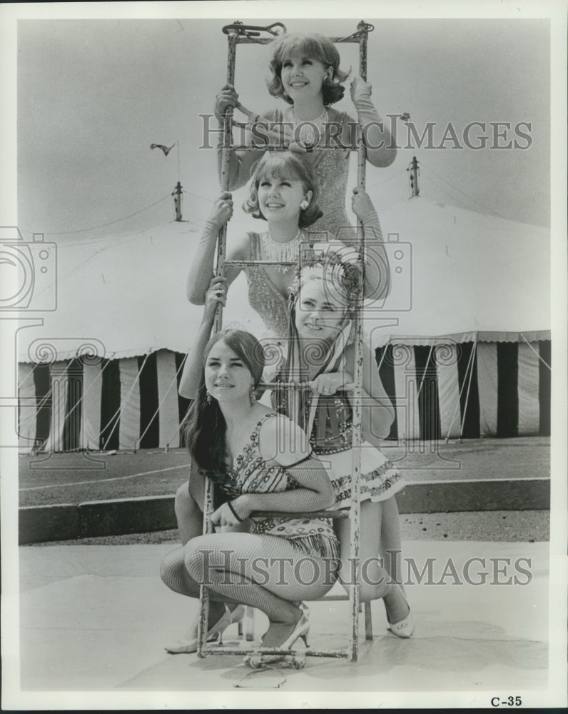 1969 Press Photo Young Girl Aerialists in Clyde Beatty-Cole Brothers Circus- Historic Images