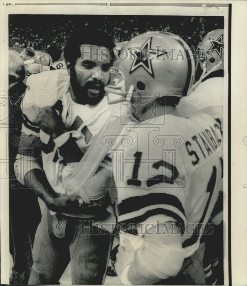 1973 Press Photo Dallas Cowboy Roger Staubach with Injured Teammate Calvin Hill