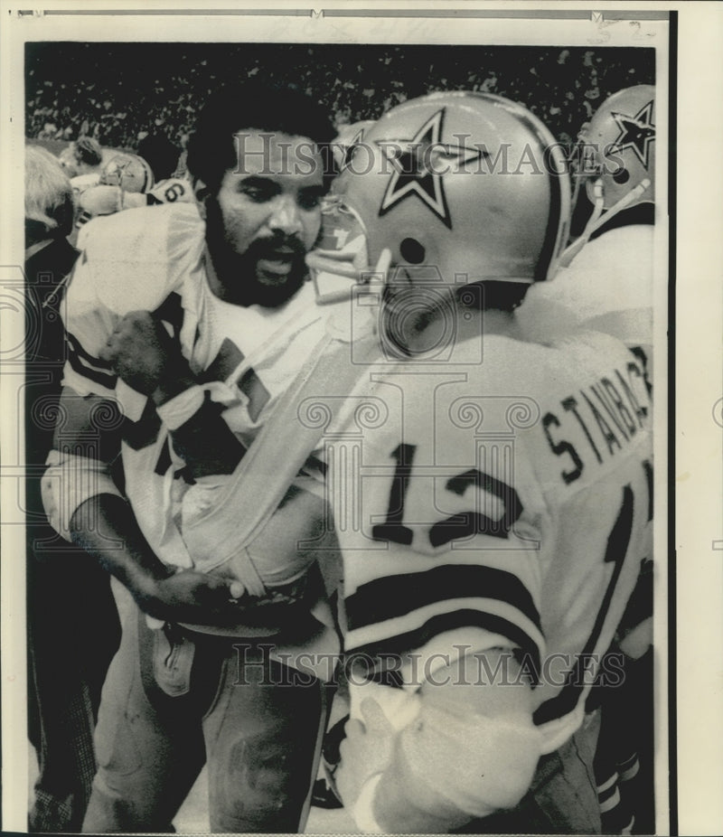 Load image into Gallery viewer, 1973 Press Photo Dallas Cowboy Roger Staubach with Injured Teammate Calvin Hill
