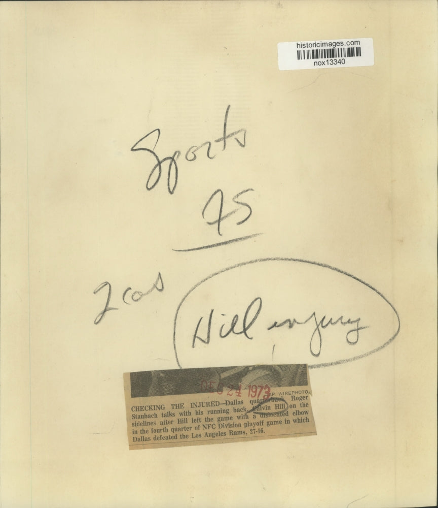 1973 Press Photo Dallas Cowboy Roger Staubach with Injured Teammate Calvin Hill