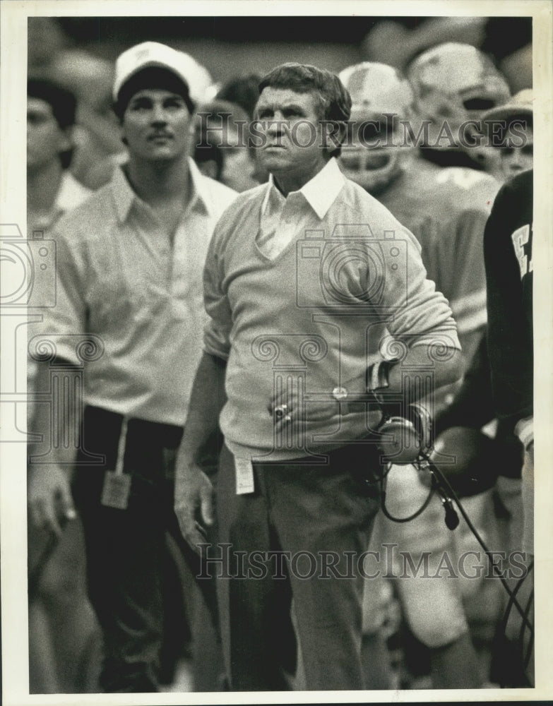Load image into Gallery viewer, 1986 Press Photo University of Tennessee's Johnny Major Watches Football Action
