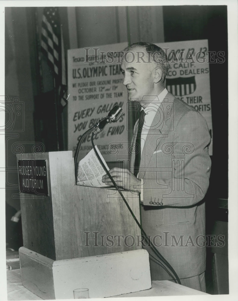 Load image into Gallery viewer, 1968 Press Photo Tom Harmon speaking at Roger Young Auditorium, football

