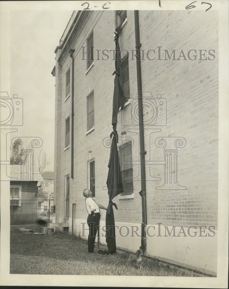 1967 Press Photo Sheriff St. Amant Eyes Blankets Used in Hahnville Jail Break- Historic Images