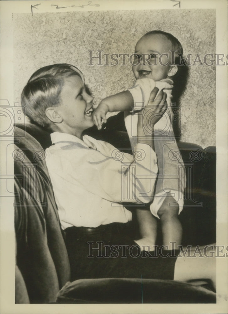 Load image into Gallery viewer, 1939 Press Photo President Roosevelt's Grandsons Curtis &amp; John - nox13685
