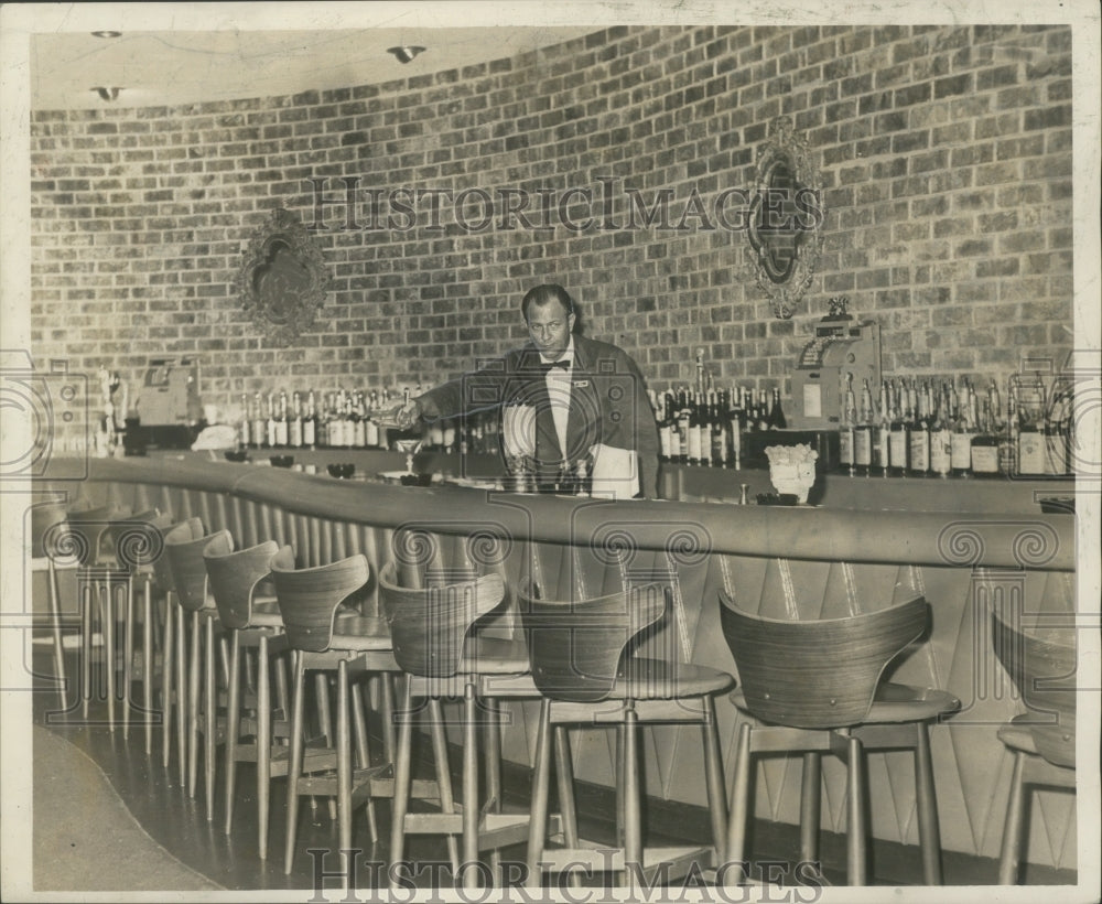 1963 Press Photo Mixologist Bill McClung at a specially decorated bar