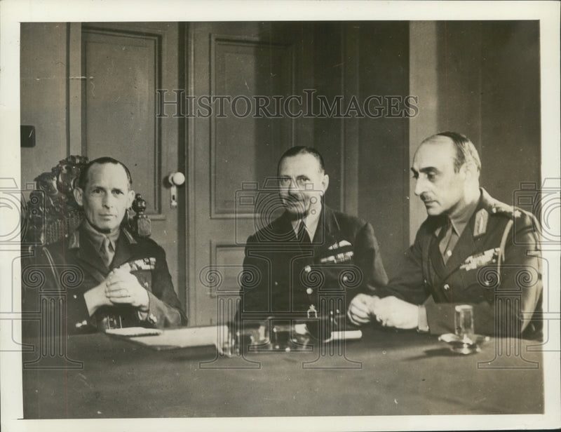 Load image into Gallery viewer, 1941 Press Photo J. H. Dialbiac, General Alexander Papagos, King George II meet
