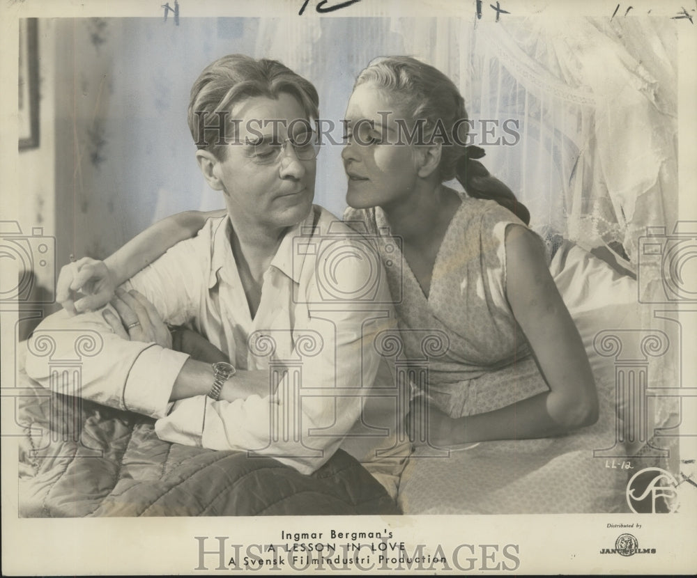 1960 Press Photo Gunner Bjornstrand and Eva Dahlbeck costar in A Lesson in Love