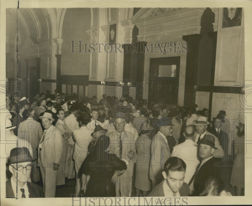 1939 Press Photo Spectators at Criminal Courts Building at Tulane Avenue, Broad