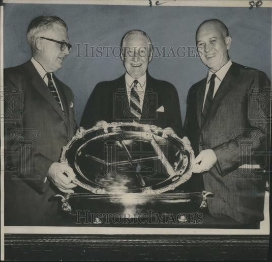 1958 Press Photo Harlow H. Curtice is presented an antique silver tray at Dinner- Historic Images