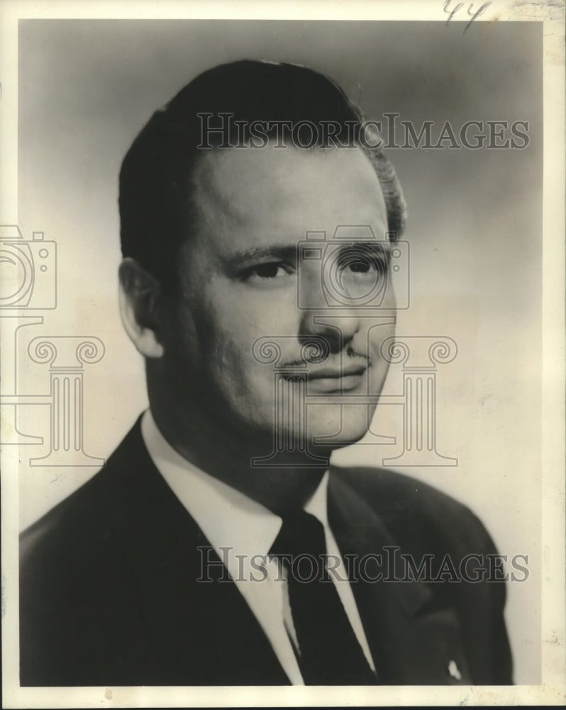 1952 Press Photo Make-Up Artist, Mr. DaFoe, representative for John R. Powers