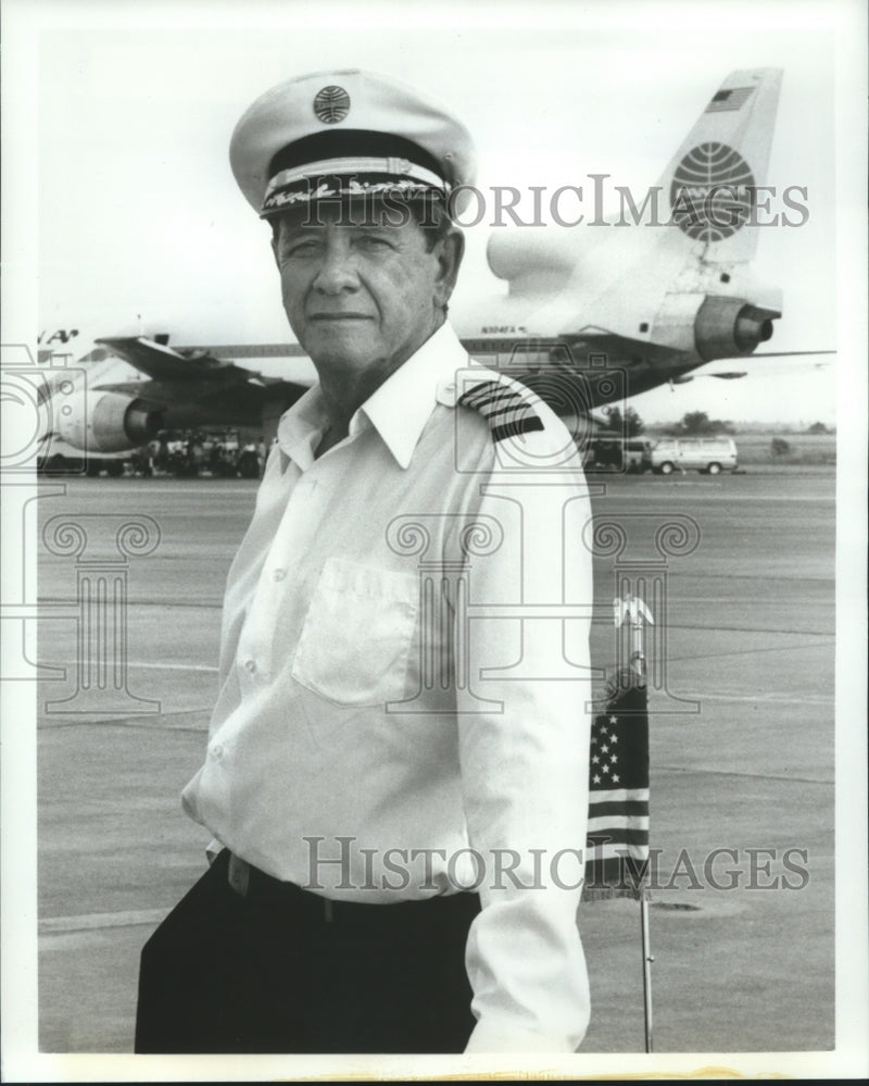 Load image into Gallery viewer, 1990 Press Photo Richard Crenna in "Last Flight Out" - nox14611

