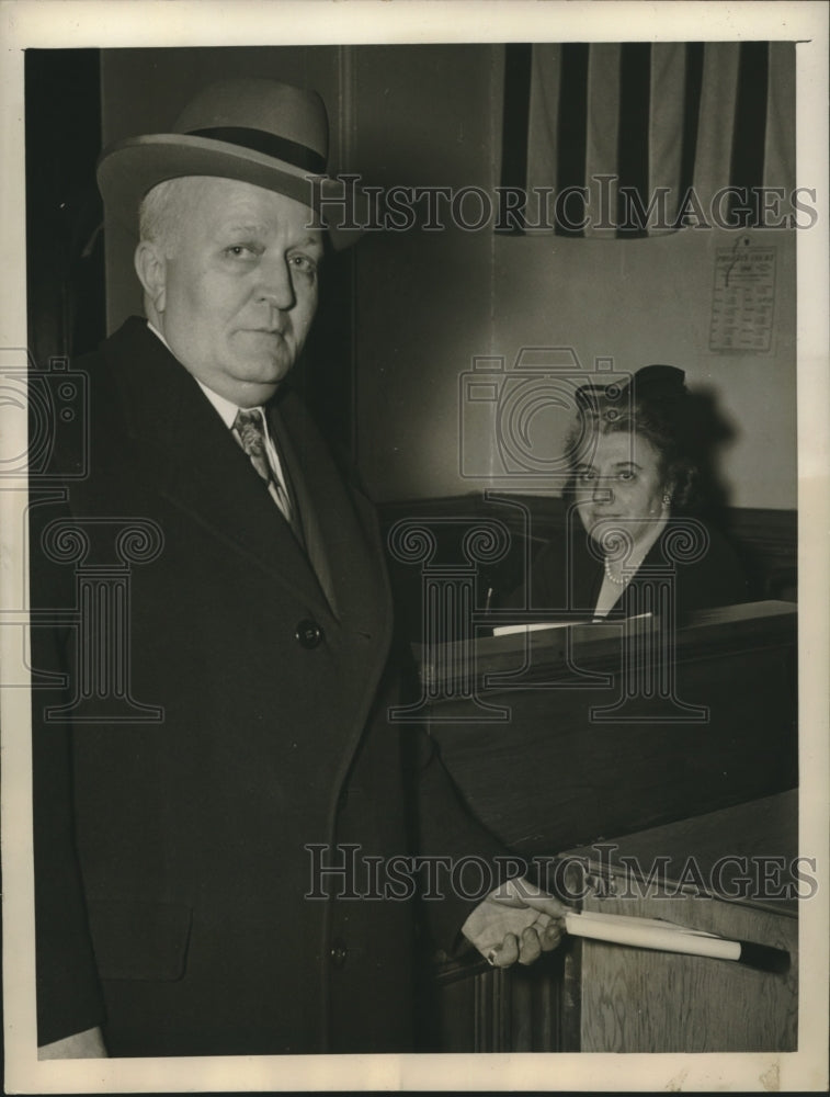 Load image into Gallery viewer, 1948 Press Photo New Hampshire Governor Charles M. Dale Votes - nox14617

