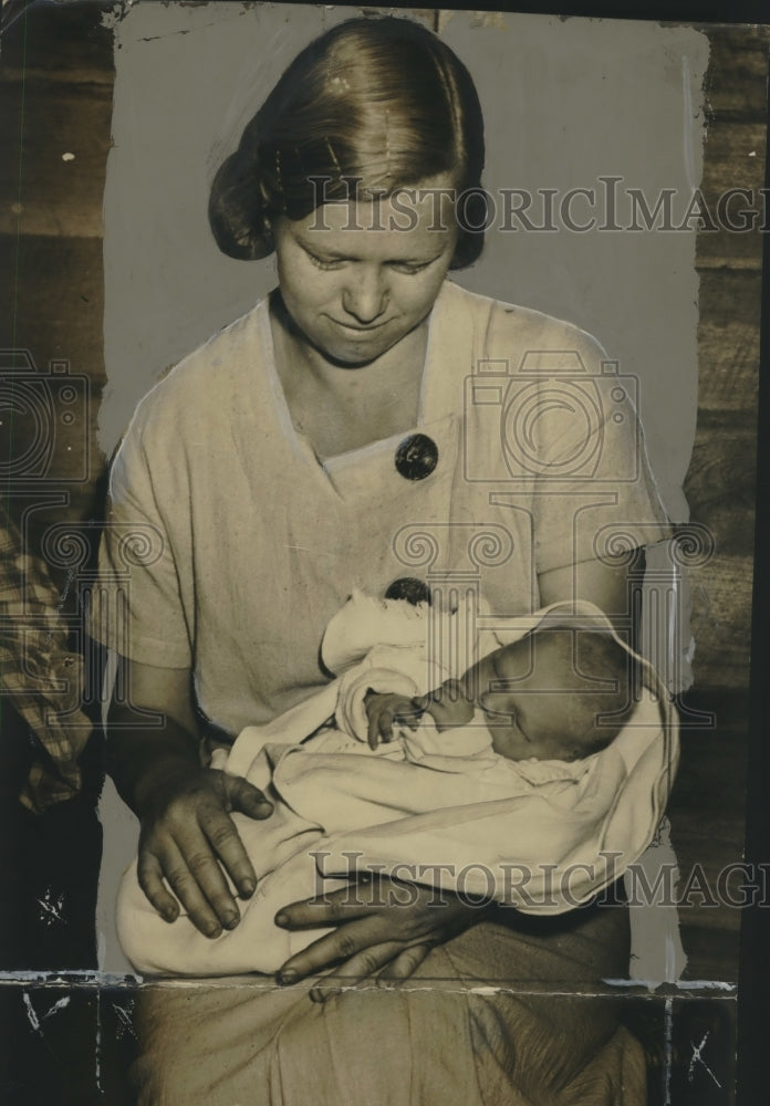 Load image into Gallery viewer, 1936 Press Photo Mrs. Louis Crawford With Baby Left at Her Home, Pearl River, LA
