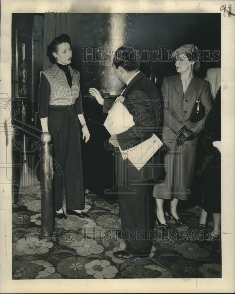 1949 Press Photo Waiter Captain Vincent Girodano Confronting Hotel Guest