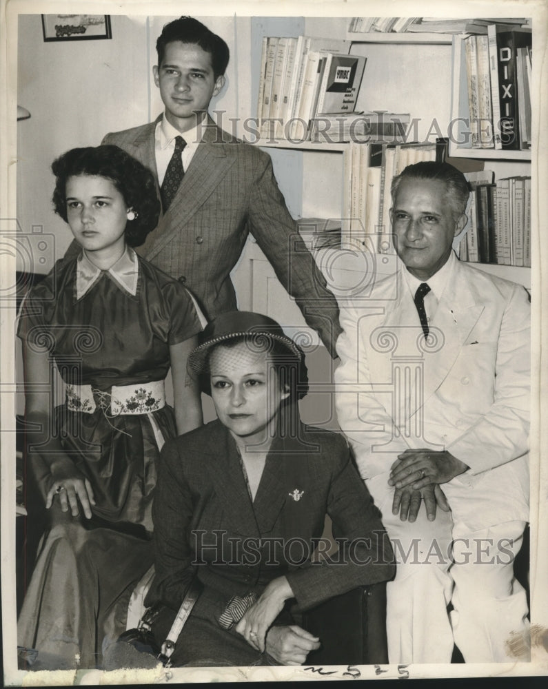Load image into Gallery viewer, 1952 Press Photo Senhor Ruy de Lima e Silva with Wife, Son and Daughter
