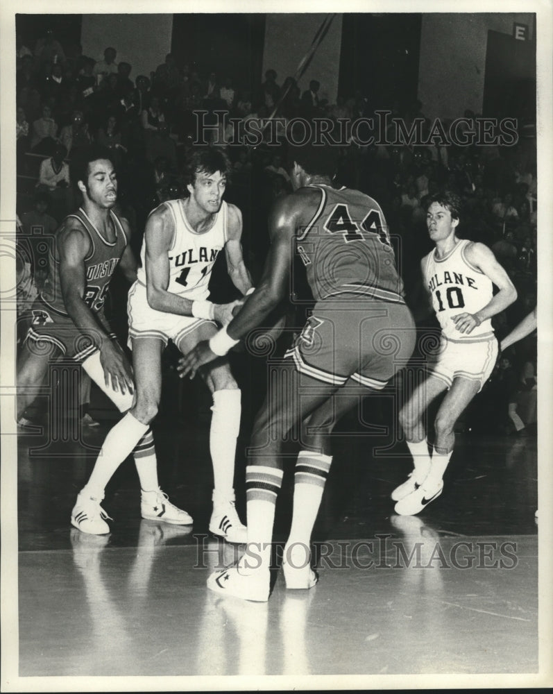 1977 Press Photo Tulane Basketball Player Jeff Cummings with Others in Game- Historic Images