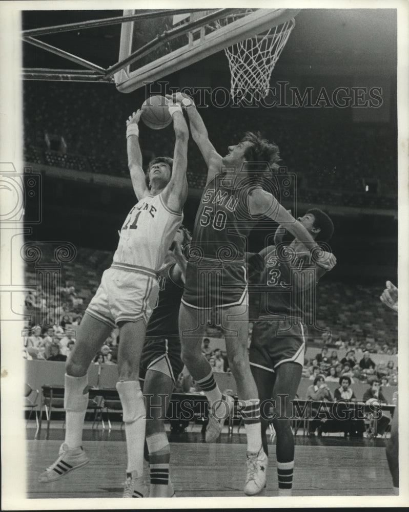 1977 Press Photo Tulane Basketball Player Jeff Cummings with Others in Game