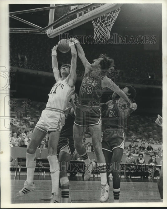 1977 Press Photo Tulane Basketball Player Jeff Cummings with Others in Game
