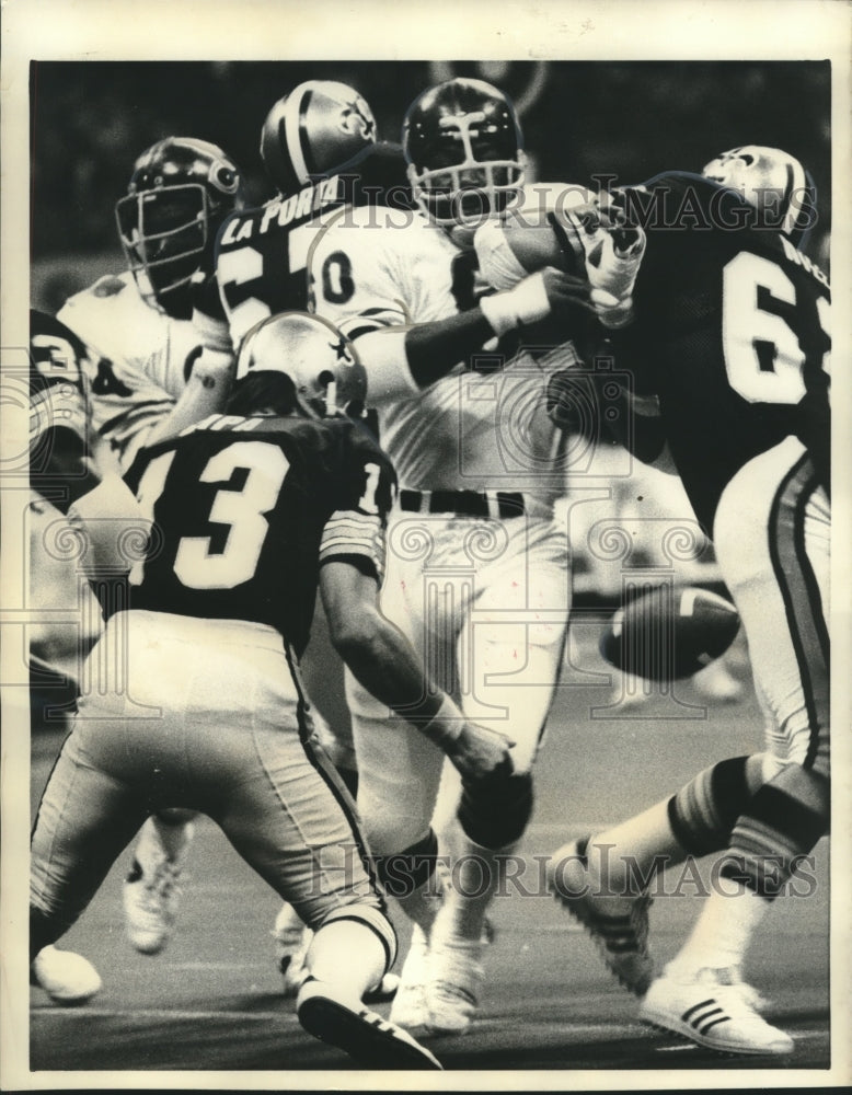 1975 Press Photo New Orleans Saints quarterback Larry Cipa and Others in Game