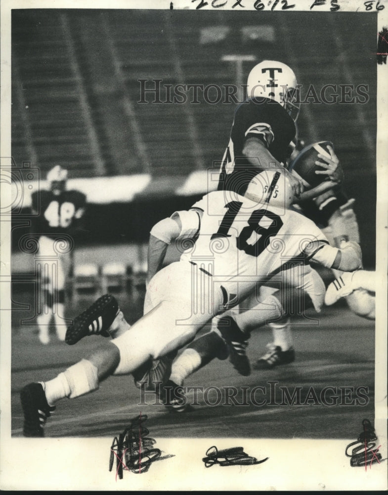 Load image into Gallery viewer, 1973 Press Photo Fullback Football Player Miles Clements with Others in Game

