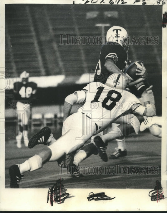 1973 Press Photo Fullback Football Player Miles Clements with Others in Game